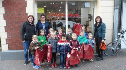 Kids-uit-Ell-op-bezoek-bij-Bollen-Modeschoenen3