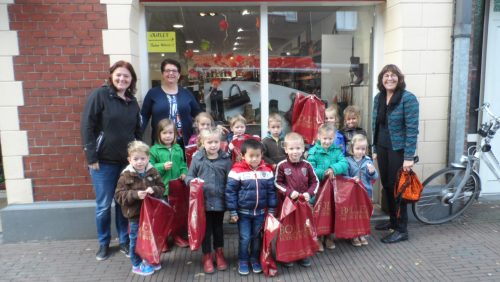 Kids-uit-Ell-op-bezoek-bij-Bollen-Modeschoenen3