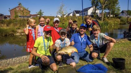 Kinderen-kunnen-ook-zelf-een-vis-vangen-tijdens-de-ZomerVISkaravaan