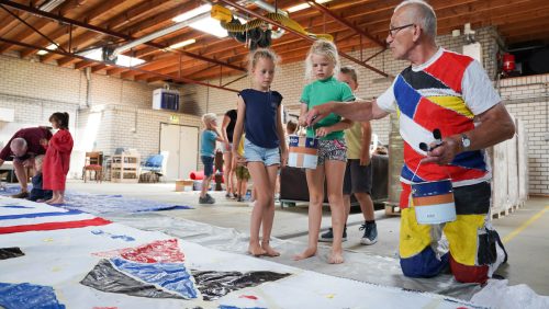 Kinderen-van-basisschol-Budschop-vervel-zeilen-van-windmolen-de-Windlust-voor-jubileum-9