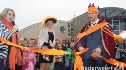 OBS de Klimop startte de dag niet met het Koningsontbijt, maar met een vossenjacht rondom de school. Ze sloten de ochtend  om half twaalf af met een gezamenlijke picknick in de school vanwege de regen. Ook op OMS de Klimop hadden ze hoog bezoek van de koning en koning in. Groep 7 en 8 zijn daarna op de fiets gesprongen om geld in te zamelen voor Alpe d'HuZes waar alle basisscholen van Nederweert aan mee gedaan hebben. De kinderen hebben genoten van alle feestelijke gebeurtenissen.