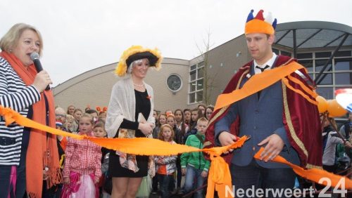 OBS de Klimop startte de dag niet met het Koningsontbijt, maar met een vossenjacht rondom de school. Ze sloten de ochtend  om half twaalf af met een gezamenlijke picknick in de school vanwege de regen. Ook op OMS de Klimop hadden ze hoog bezoek van de koning en koning in. Groep 7 en 8 zijn daarna op de fiets gesprongen om geld in te zamelen voor Alpe d'HuZes waar alle basisscholen van Nederweert aan mee gedaan hebben. De kinderen hebben genoten van alle feestelijke gebeurtenissen.