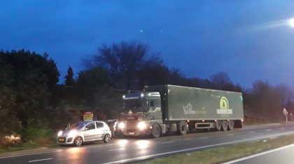 Kop-staartbotsing-personenauto-vrachtauto-Randweg-Zuid-Nederweert