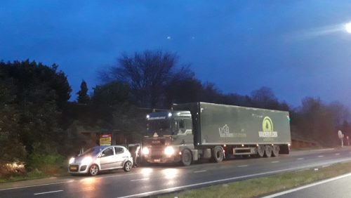 Kop-staartbotsing-personenauto-vrachtauto-Randweg-Zuid-Nederweert