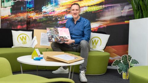 Maarten-Weemen-met-de-eerste-placemats-Foto-Patrick-Bongartz-Fotografie