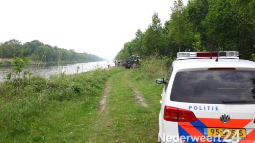 Magneetvissers halen autowrak naar oppervlakte kanaal Wessem Nederweert