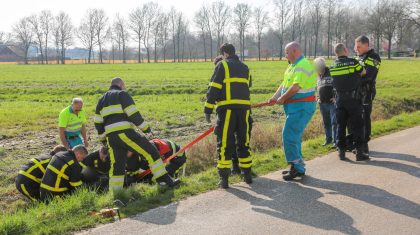 Man-met-elektrische-rolstoel-in-greppel-Nederweert-5