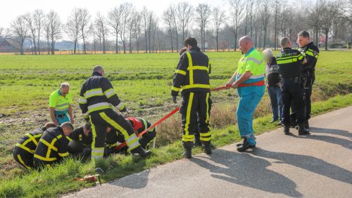 Man-met-elektrische-rolstoel-in-greppel-Nederweert-5