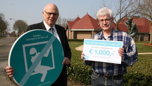 Mathijs-Roos-overhandigt-cheque-voor-veiligheidsavonden2