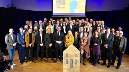 Minister-Hugo-de-Jonge-tekent-Woondeal-Limburg-in-Weert