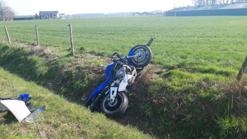 Motorrijder-onderuit-en-in-de-sloot-in-Kelpen-Oler-7