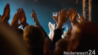 Moulin Bleus 2014 zit er weer op. Bij de laatste acts op zaterdag ging het dak van de tent er compleet af. Eerst het gitaargeweld van Kenny Wayne Shepherd & band, en of dat nog niet genoeg was de afsluiter van de avond de Sugerray Rayford Band. Met hun afro afrikaanse accent wisten ze het publiek in volledig vervoering te brengen. Moe maar voldaan kunnen de fesitvalbezoekers weer hun bedje opzoeken om morgen vroeg op te breken en huiswaarts te keren. De organisatie werd door het publiek met een luid applaus bedankt voor de voortreffelijke organisatie van deze versie. Tot in 2015.’