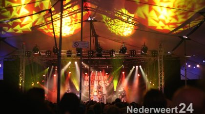 foto`s 3302,3307,3314 zijn van de Boogie Beasts, het laatste optreden in de Moulin Blues Cafe tent, dit was weer eens een optreden waarbij de tent helemaal los ging, super publiek wat aan het springen en dansen was.