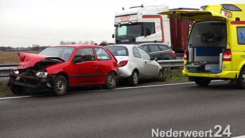 Ongeval A2 Nederweert, twee auto's in de vangrail