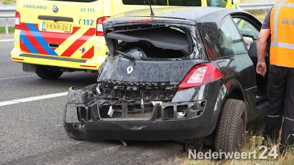 Ongeval A2 ter hoogte van Ecoduct Weert. Auto in vangrail en tegen vrachtwagen