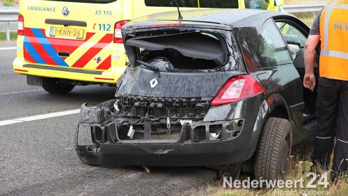 Ongeval A2 ter hoogte van Ecoduct Weert. Auto in vangrail en tegen vrachtwagen