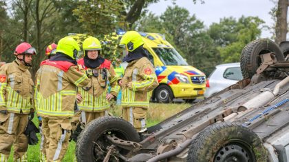 Ongeval-Booldersdijk-auto-op-de-kop-in-weiland-3