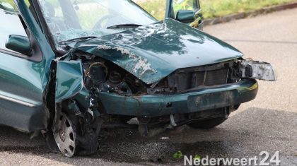 Ongeval Grathemerweg Kelpen-Oler auto tegen boom