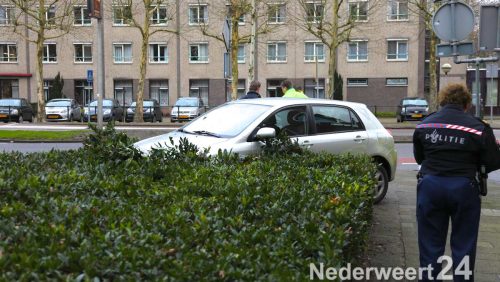 Zaterdagmorgen is een auto in de struiken beland vlak naast het politiebureau van Weert.