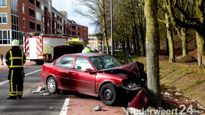 Ongeval Kerkstraat auto tegen boom Weert