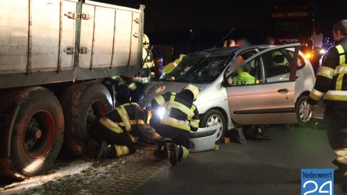 Ongeval Nederweertseweg Someren auto onder vrachtwagen