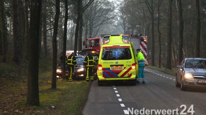 Auto tegen boom Diesterbaan Weert