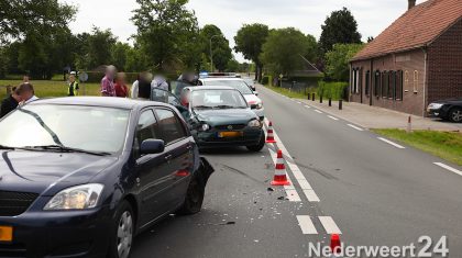 Ongeval twee auto's botsen op elkaar