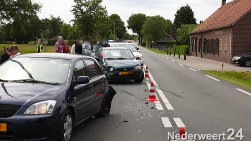 Ongeval twee auto's botsen op elkaar