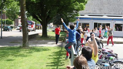 Kwik op vloer. Ontruiming basisisschool Leuken in Weert