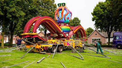 Opbouw-donderdag-kermis-Nederweert-ochtend-15