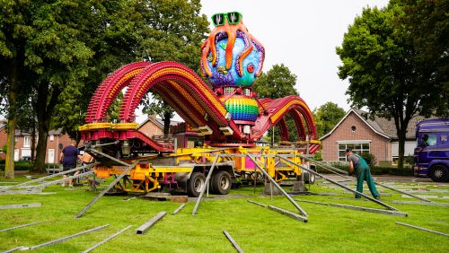 Opbouw-donderdag-kermis-Nederweert-ochtend-15