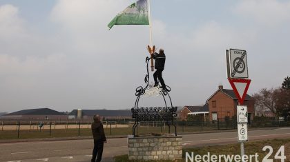 Openlucht museum Eynderhoof geopend voor seizoen Het openlucht museum Eynderhoof in Nederweert-Eind is vanmorgen officieel geopend voor het seizoen 2013. Om 10:00 uur is men na de woorddienst in de kerk van Nederweert-Eind onderbegeleiding van Schutterij St. Luci naar het openlucht museum gelopen. Daar heeft voorzitter Peter Willekens een openingstoespraak gehouden waarin hij alle vrijwilligers bedankte. Een speciaal woord van dank ging uit naar de vrijwilligers die 23 jaar geleden het initiatief hebben genomen om te starten met het Openluchtmuseum.