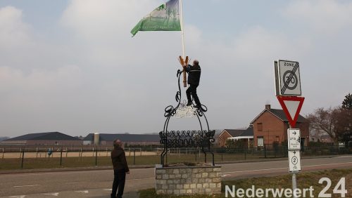 Openlucht museum Eynderhoof geopend voor seizoen Het openlucht museum Eynderhoof in Nederweert-Eind is vanmorgen officieel geopend voor het seizoen 2013. Om 10:00 uur is men na de woorddienst in de kerk van Nederweert-Eind onderbegeleiding van Schutterij St. Luci naar het openlucht museum gelopen. Daar heeft voorzitter Peter Willekens een openingstoespraak gehouden waarin hij alle vrijwilligers bedankte. Een speciaal woord van dank ging uit naar de vrijwilligers die 23 jaar geleden het initiatief hebben genomen om te starten met het Openluchtmuseum.