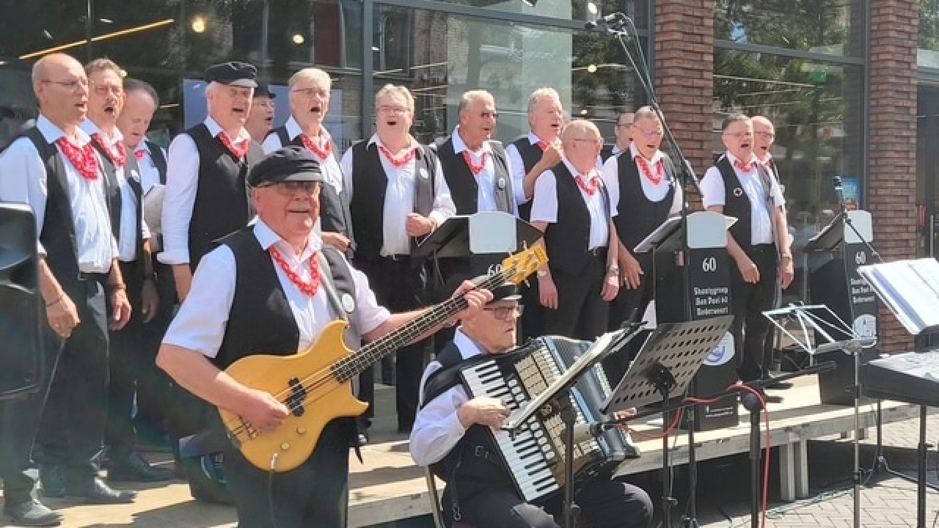 Optreden-van-Shantygroep-Aan-Paol-60-uit-Nederweert