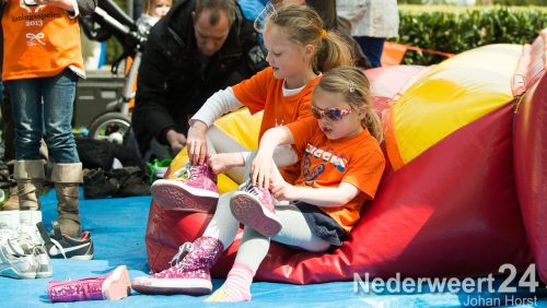 Vanmorgen vroeg waren de eerste verkopers al vroeg in het Park Rochus hof en de Julianastraat om een plekje te bemachtigen voor de jaarlijkse Oranjemarkt in Nederweert.