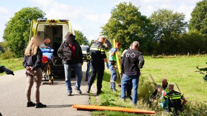 Paardenkar-met-opzittenden-belandt-in-sloot-10