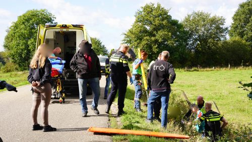 Paardenkar-met-opzittenden-belandt-in-sloot-10