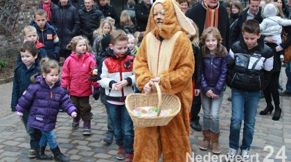 De paashaas was ook dit jaar weer gekomen in de Eynderhoof, er waren ongeveer 30 kinderen die samen met de paashaas in de tuin gingen zoeken naar eitjes.De kinderen zochten en vonden heel snel en enthousiast heel veel eitjes, nadat alle eitjes waren gevonden ging iedereen gezamenlijk naar de Herberg.Hier werden alle eitjes “getikt” en samen met de paashaas, vaders, moeders, opa`s en oma`s werden de eitjes opgesmikkeld.