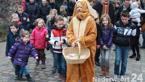 De paashaas was ook dit jaar weer gekomen in de Eynderhoof, er waren ongeveer 30 kinderen die samen met de paashaas in de tuin gingen zoeken naar eitjes.De kinderen zochten en vonden heel snel en enthousiast heel veel eitjes, nadat alle eitjes waren gevonden ging iedereen gezamenlijk naar de Herberg.Hier werden alle eitjes “getikt” en samen met de paashaas, vaders, moeders, opa`s en oma`s werden de eitjes opgesmikkeld.