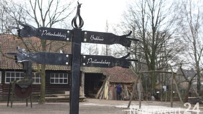 De paashaas was ook dit jaar weer gekomen in de Eynderhoof, er waren ongeveer 30 kinderen die samen met de paashaas in de tuin gingen zoeken naar eitjes.
De kinderen zochten en vonden heel snel en enthousiast heel veel eitjes, nadat alle eitjes waren gevonden ging iedereen gezamenlijk naar de Herberg.
Hier werden alle eitjes “getikt” en samen met de paashaas, vaders, moeders, opa`s en oma`s werden de eitjes opgesmikkeld.