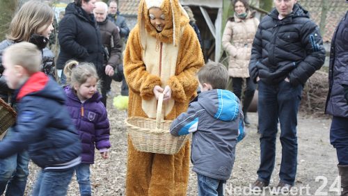 De paashaas was ook dit jaar weer gekomen in de Eynderhoof, er waren ongeveer 30 kinderen die samen met de paashaas in de tuin gingen zoeken naar eitjes.De kinderen zochten en vonden heel snel en enthousiast heel veel eitjes, nadat alle eitjes waren gevonden ging iedereen gezamenlijk naar de Herberg.Hier werden alle eitjes “getikt” en samen met de paashaas, vaders, moeders, opa`s en oma`s werden de eitjes opgesmikkeld.