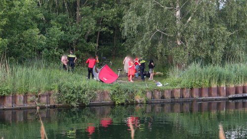 Persoon-te-water-kanaal-Wessem-Nederweert-blijkt-zwemmer-1