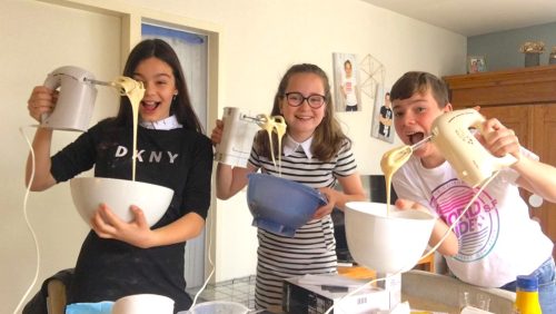 Sara-Teun-en-Mayra-verkopen-wafels-voor-Afrika