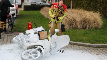 Scooter-PostNL-vliegt-in-brand-Nederweert-2