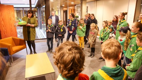 Scouting-Nederweert-overhandigd-taart-aan-burgemeester-10