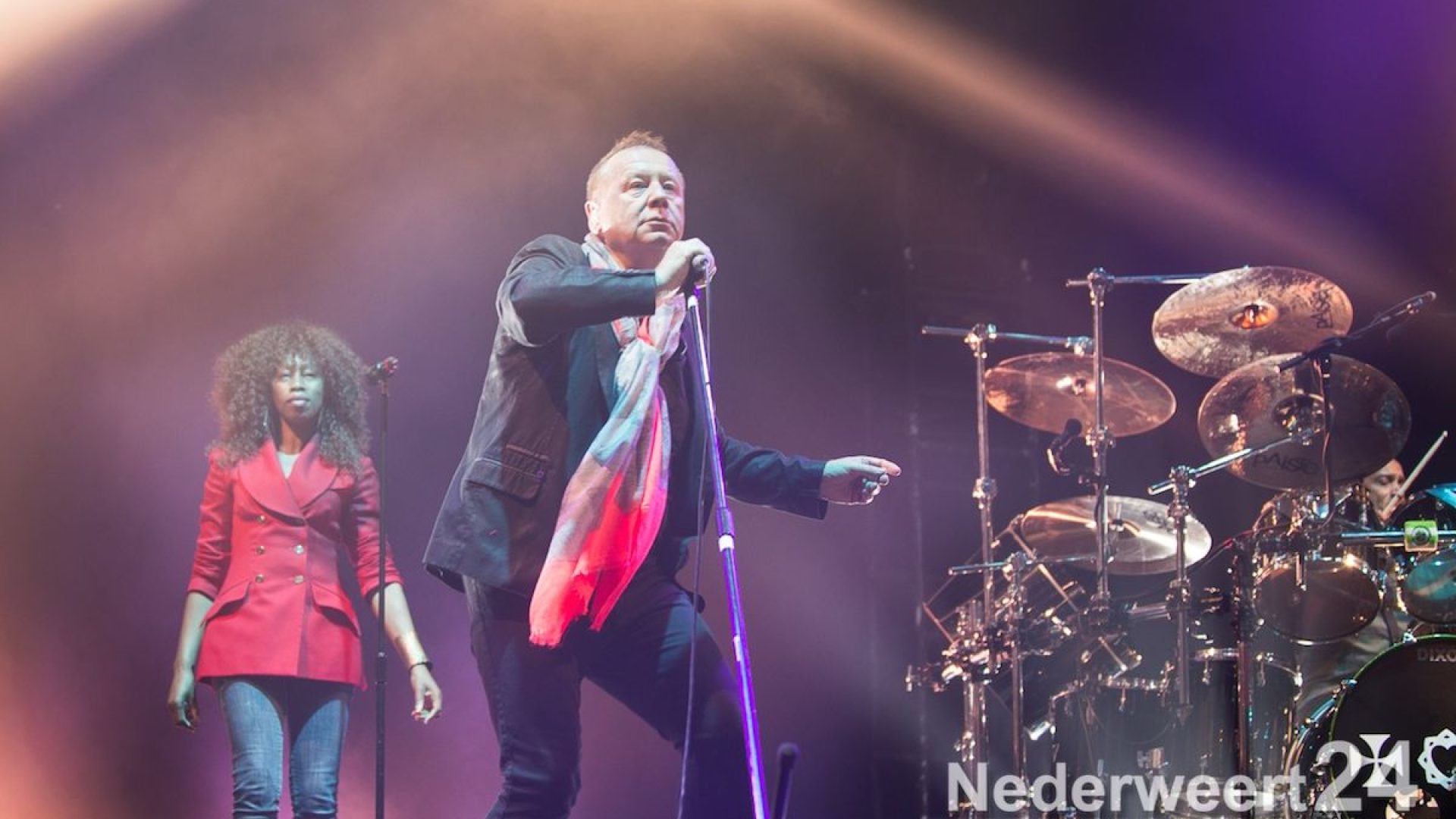 Ondanks het matige weer en het natte terrein was het toch nog volle bak op het Bospop terrein. De Simple Minds vormden de afsluiter van de eerste dag. Met de hun wel bekende klanken weten ze het publiek te vermaken en vormen zo een waardige afsluiter van de eerste dag. Daarna is het zoeken naar een plaatsje in de pendelbussen die de bezoekers weer terugbrengt naar NS station of parkeerplaats.