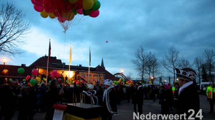 Turf oploating en sleutel terug bij Burgemeester van Nederweert