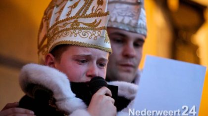 Turf oploating en sleutel terug bij Burgemeester van Nederweert