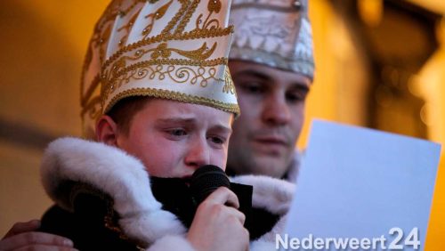 Turf oploating en sleutel terug bij Burgemeester van Nederweert