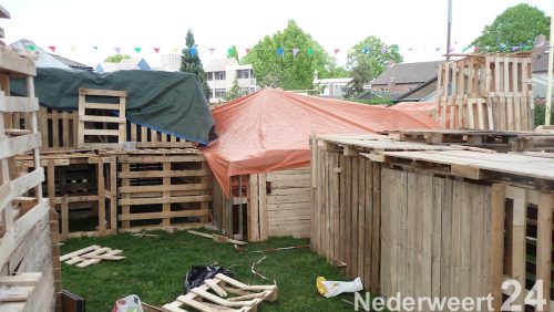 Dit jaar werd voor de 4de keer het Timmerdorp van Jong Nederland Budschop georganiseerd.

Afgelopen donderdag zijn de kids onder een stralende zon begonnen met het timmeren van hun eigen woning cq. slaapplekje. De kinderen hebben zich helemaal uit kunnen leven en hebben prachtige bouwwerken gemaakt.